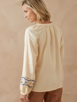 Blouse brodée avec lin