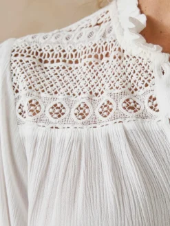 Blouse en crêpe avec macramé