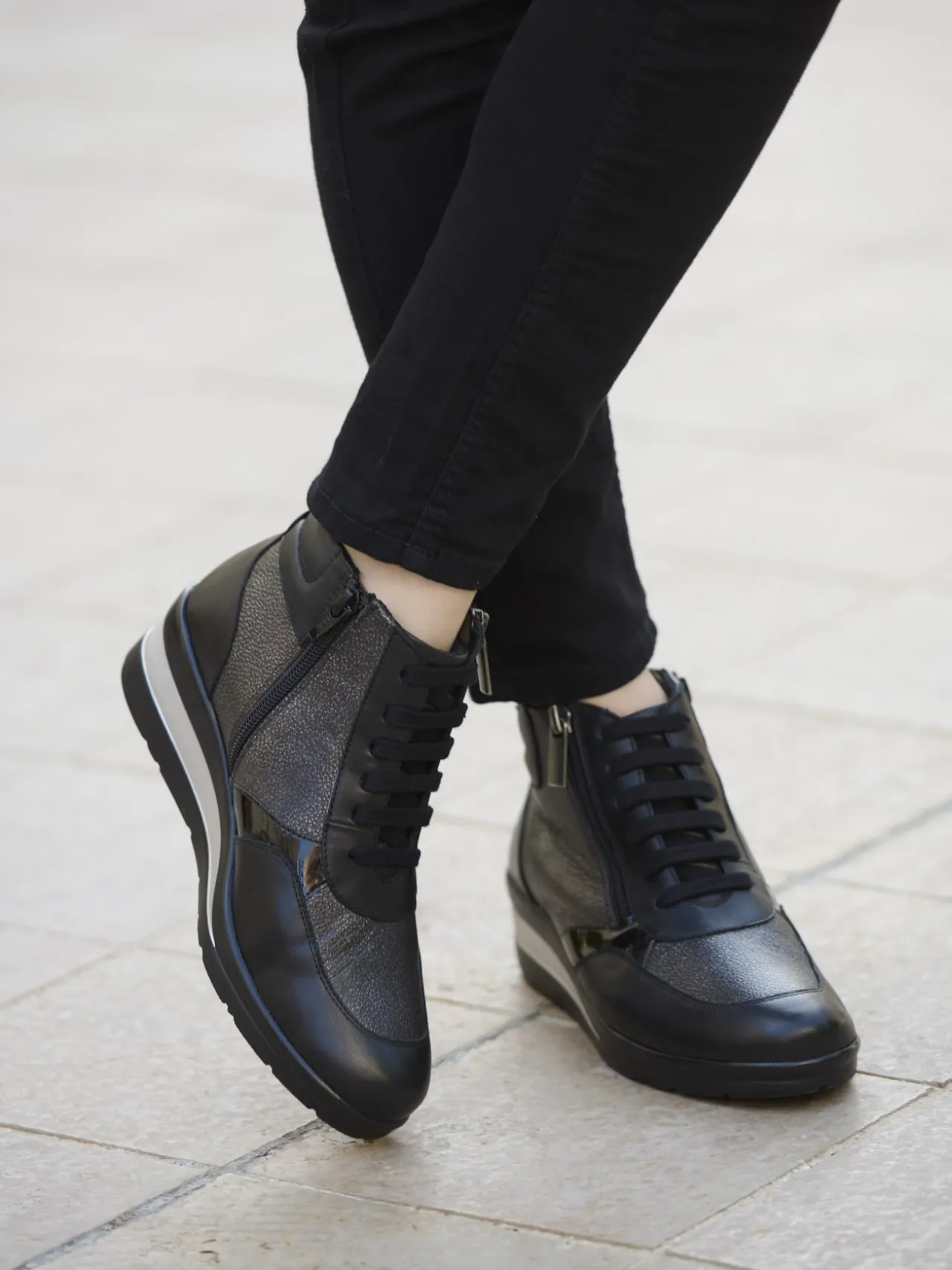 Boots zippées et lacées doublées suédine