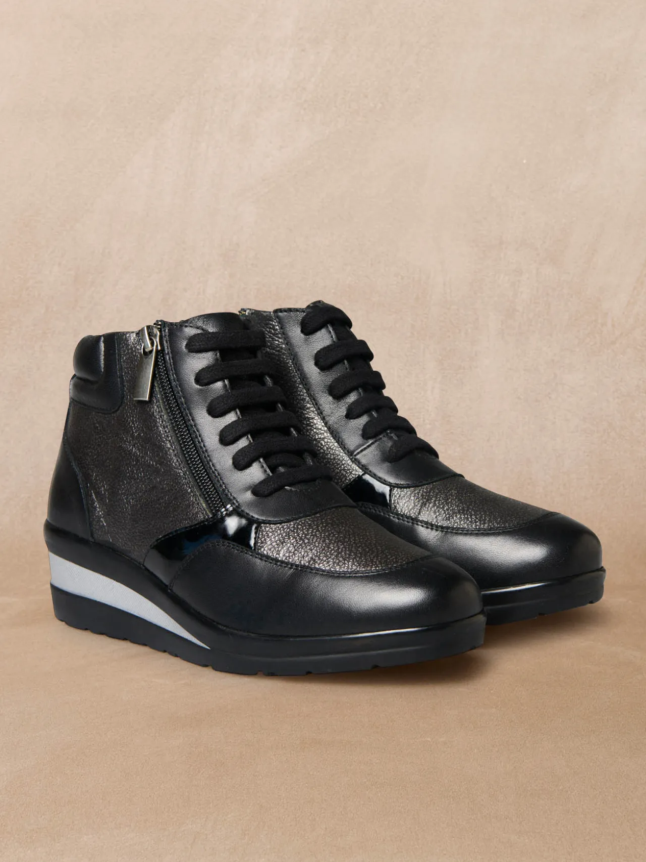 Boots zippées et lacées doublées suédine