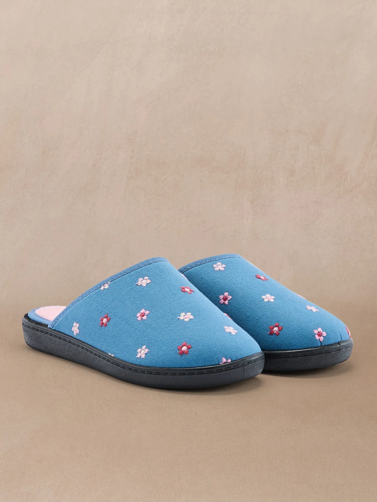 Mules brodées intérieur éponge