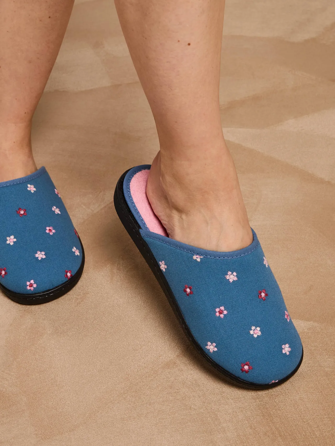 Mules brodées intérieur éponge