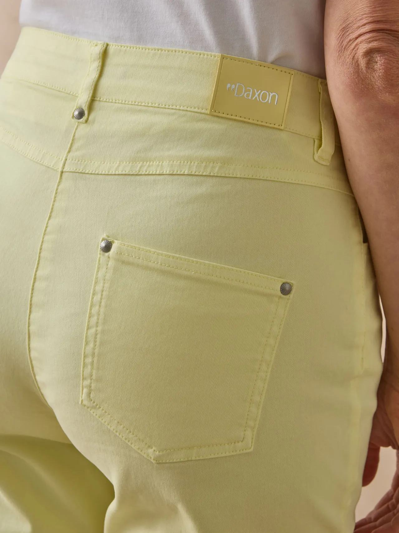 Pantacourt élastiqué en gabardine