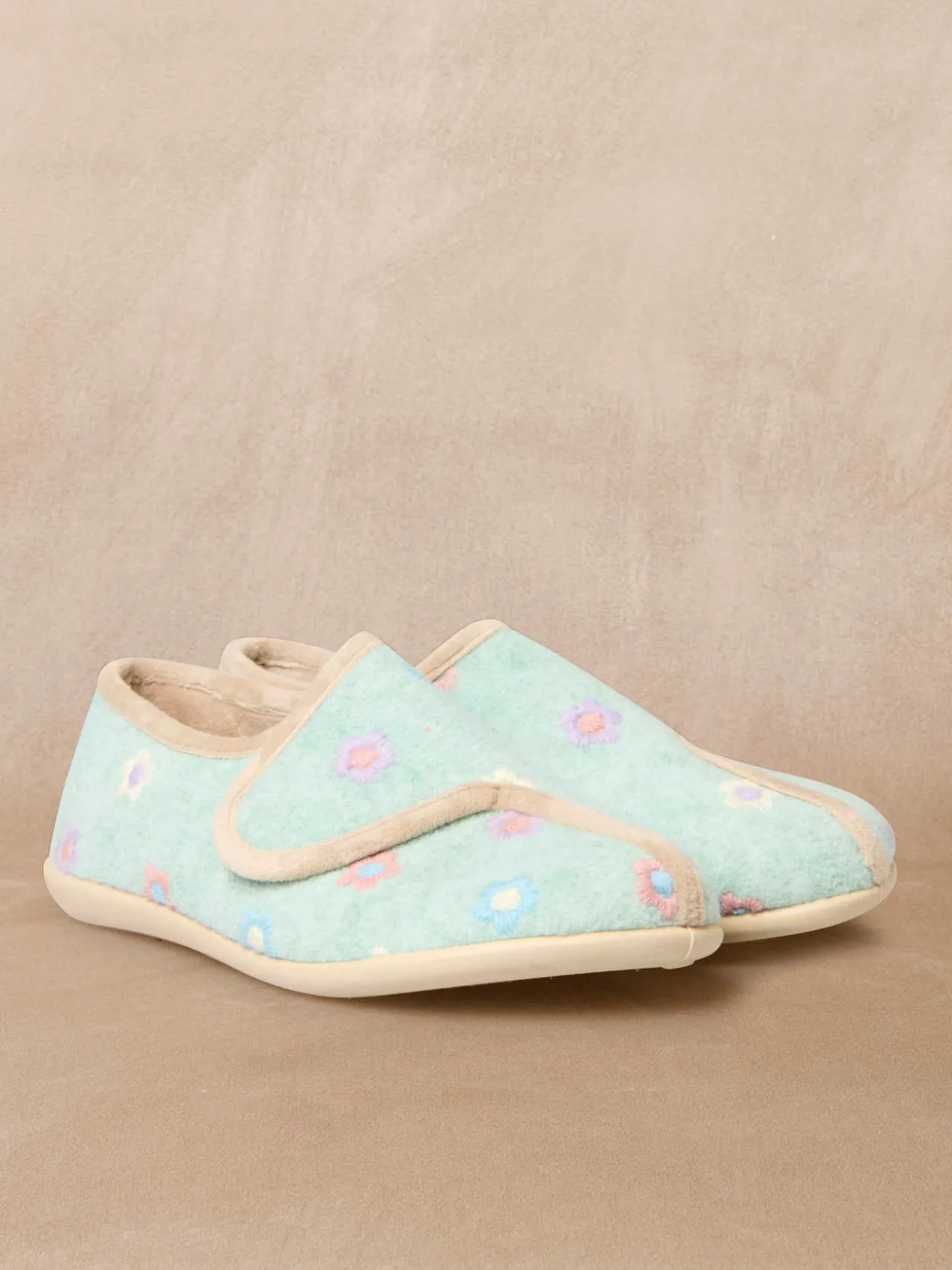 Pantoufles à scratch broderies fleurs