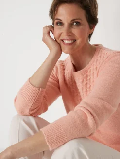 Pull avec jeu de maille pointelle