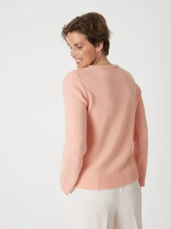 Pull avec jeu de maille pointelle