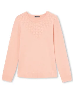 Pull avec jeu de maille pointelle