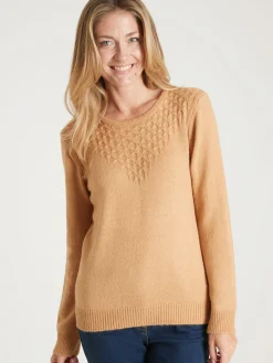 Pull avec jeu de maille pointelle