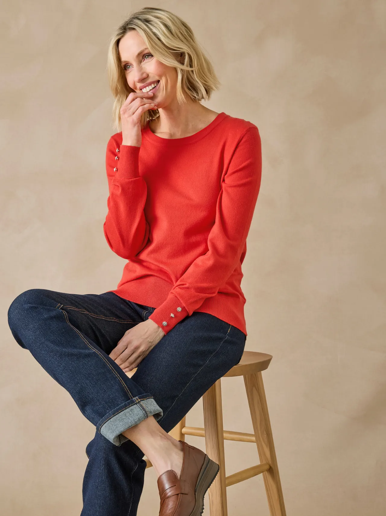 Pull boutons-bijoux aux manches