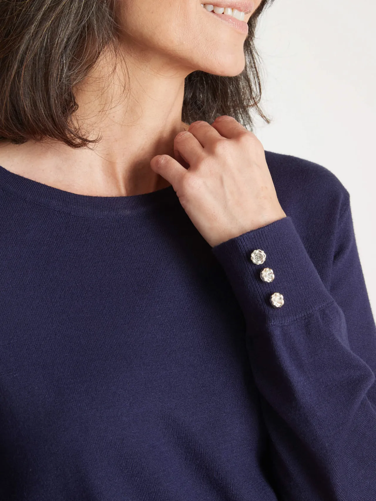 Pull boutons-bijoux aux manches