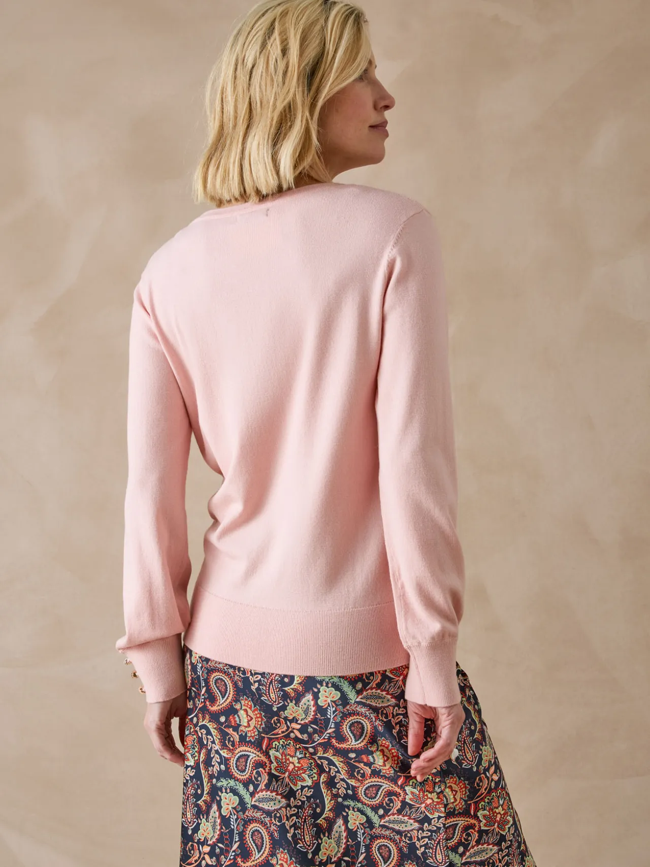 Pull boutons-bijoux aux manches