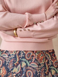 Pull boutons-bijoux aux manches