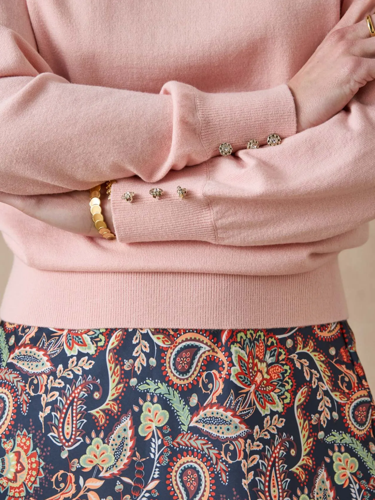 Pull boutons-bijoux aux manches