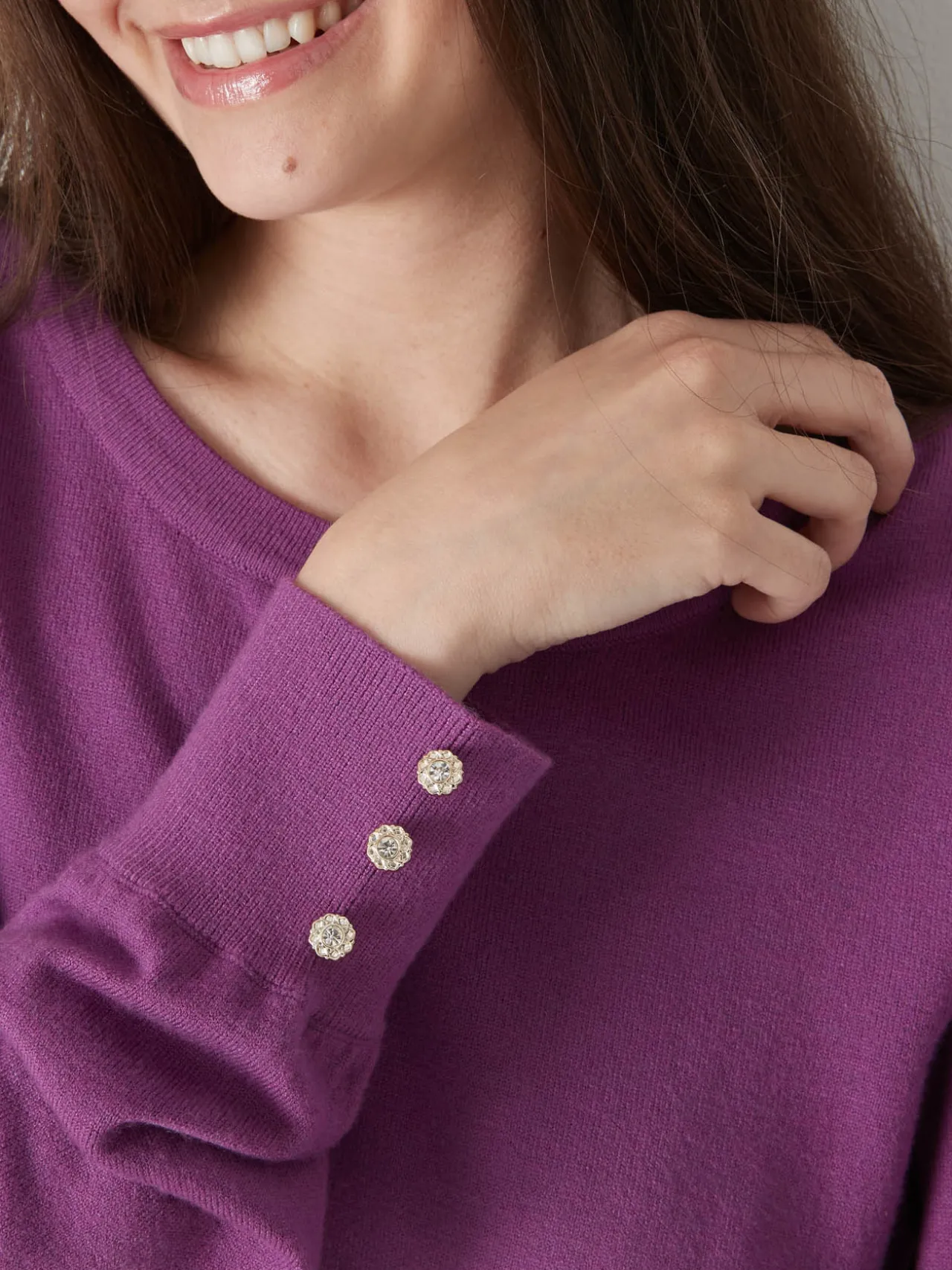 Pull boutons-bijoux aux manches