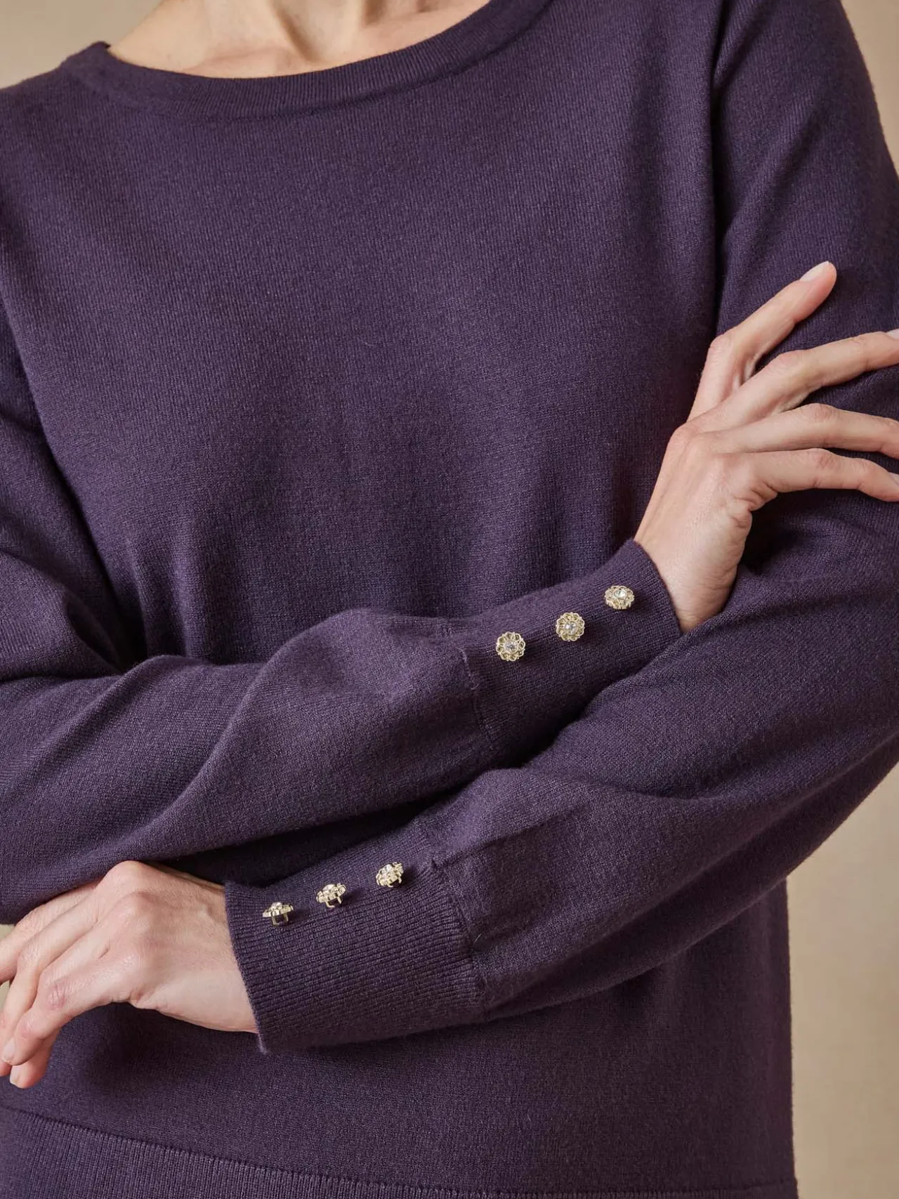 Pull boutons-bijoux aux manches