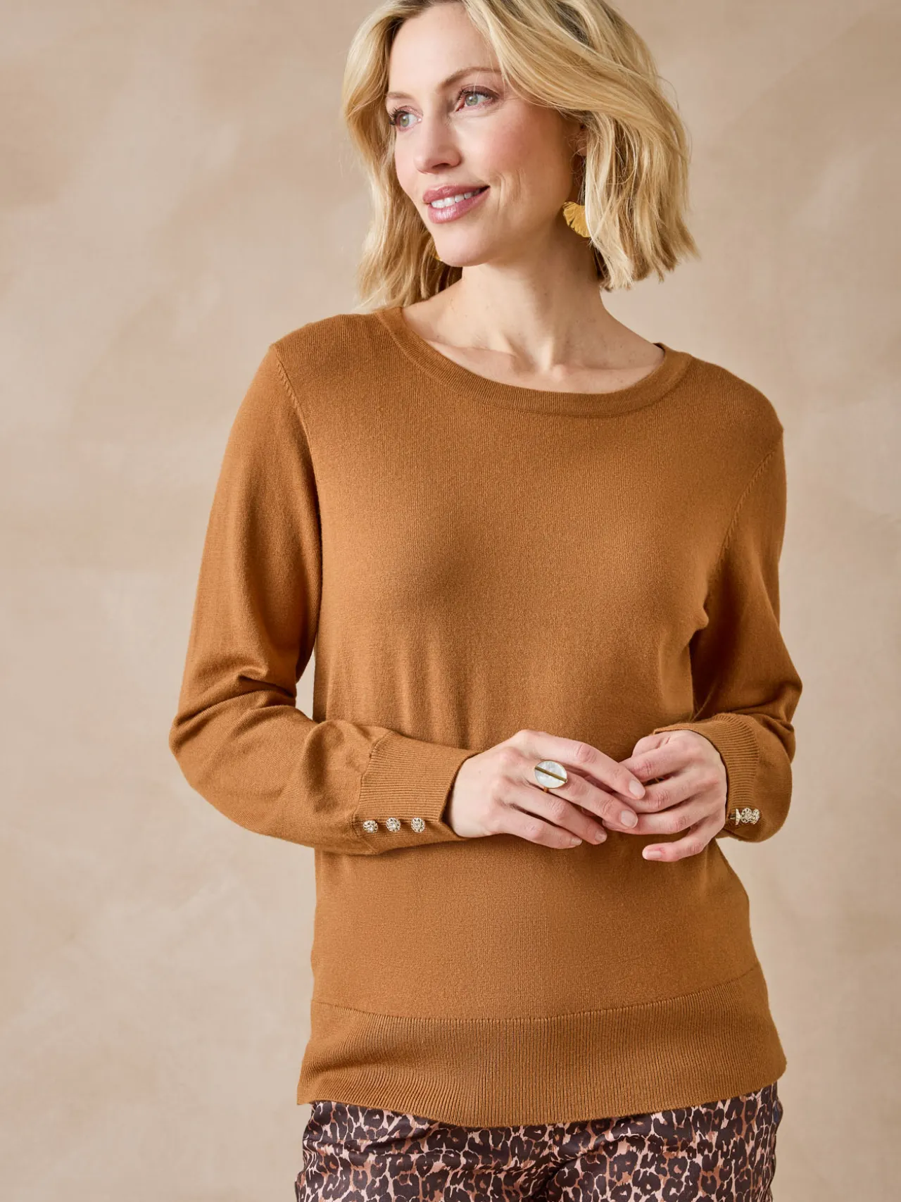 Pull boutons-bijoux aux manches