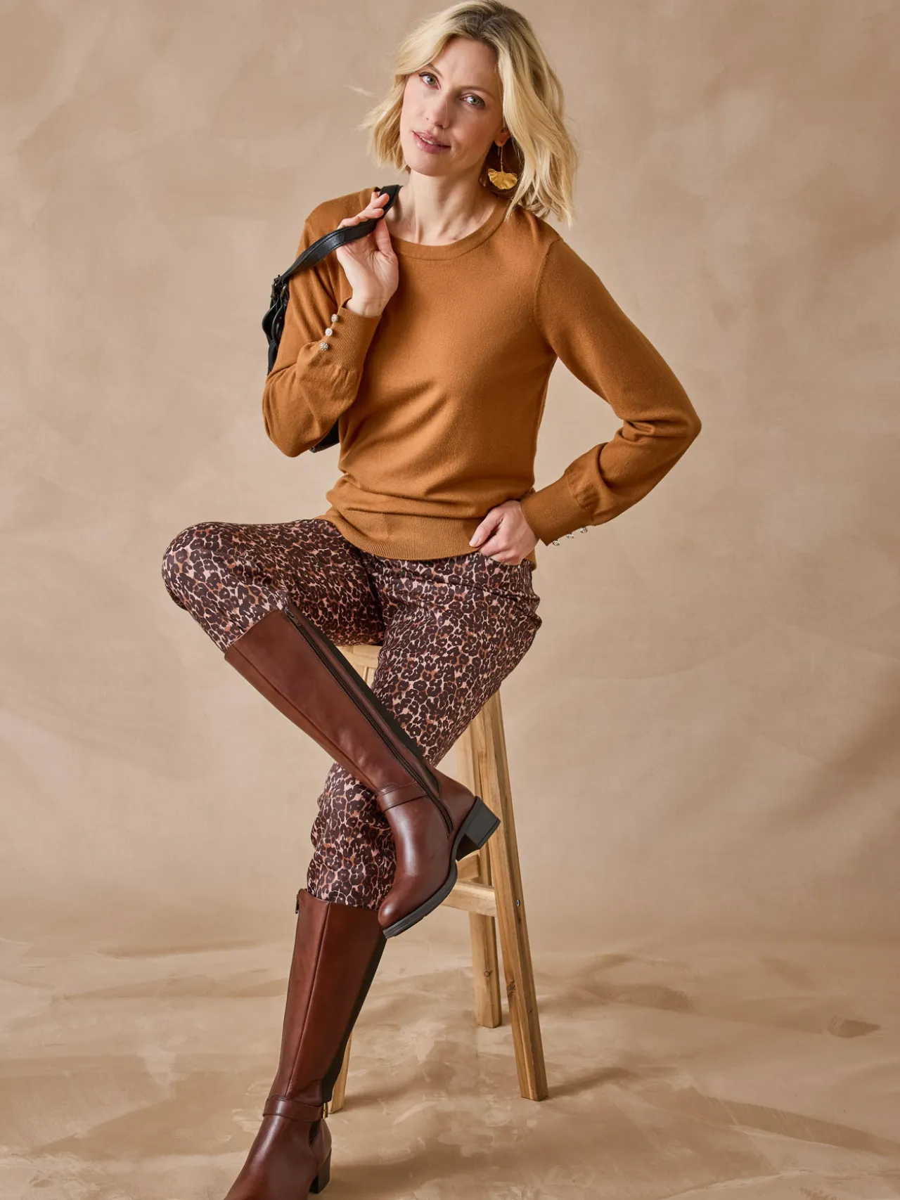 Pull boutons-bijoux aux manches