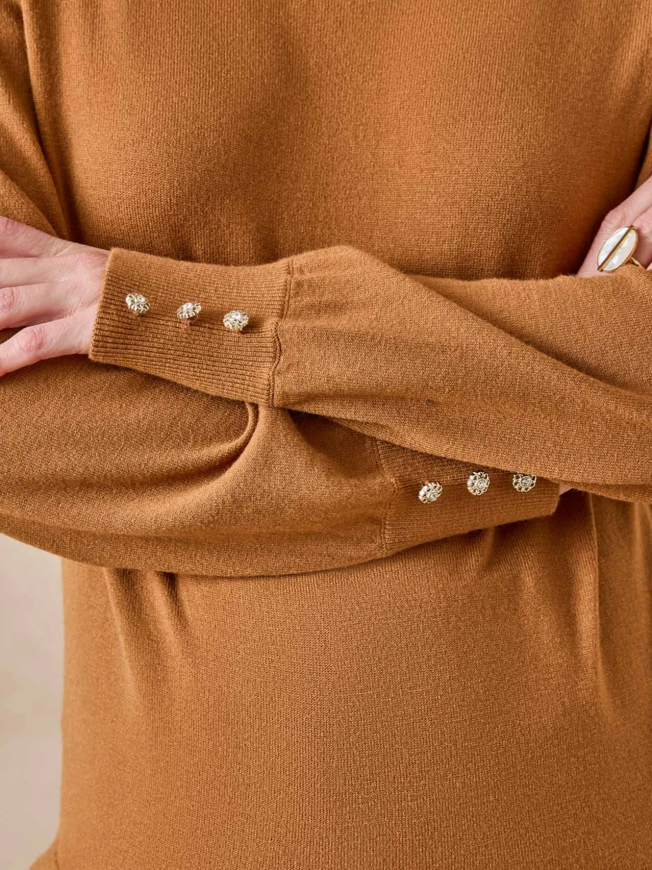 Pull boutons-bijoux aux manches