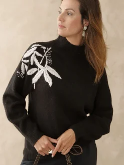 Pull brodé col montant