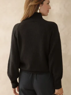 Pull brodé col montant