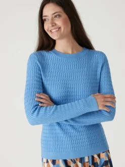 Pull en maille finement torsadée