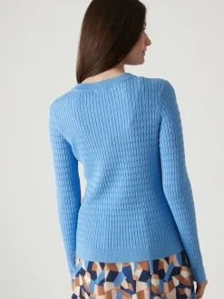 Pull en maille finement torsadée