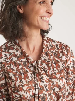 Robe élégante en maille col lavallière