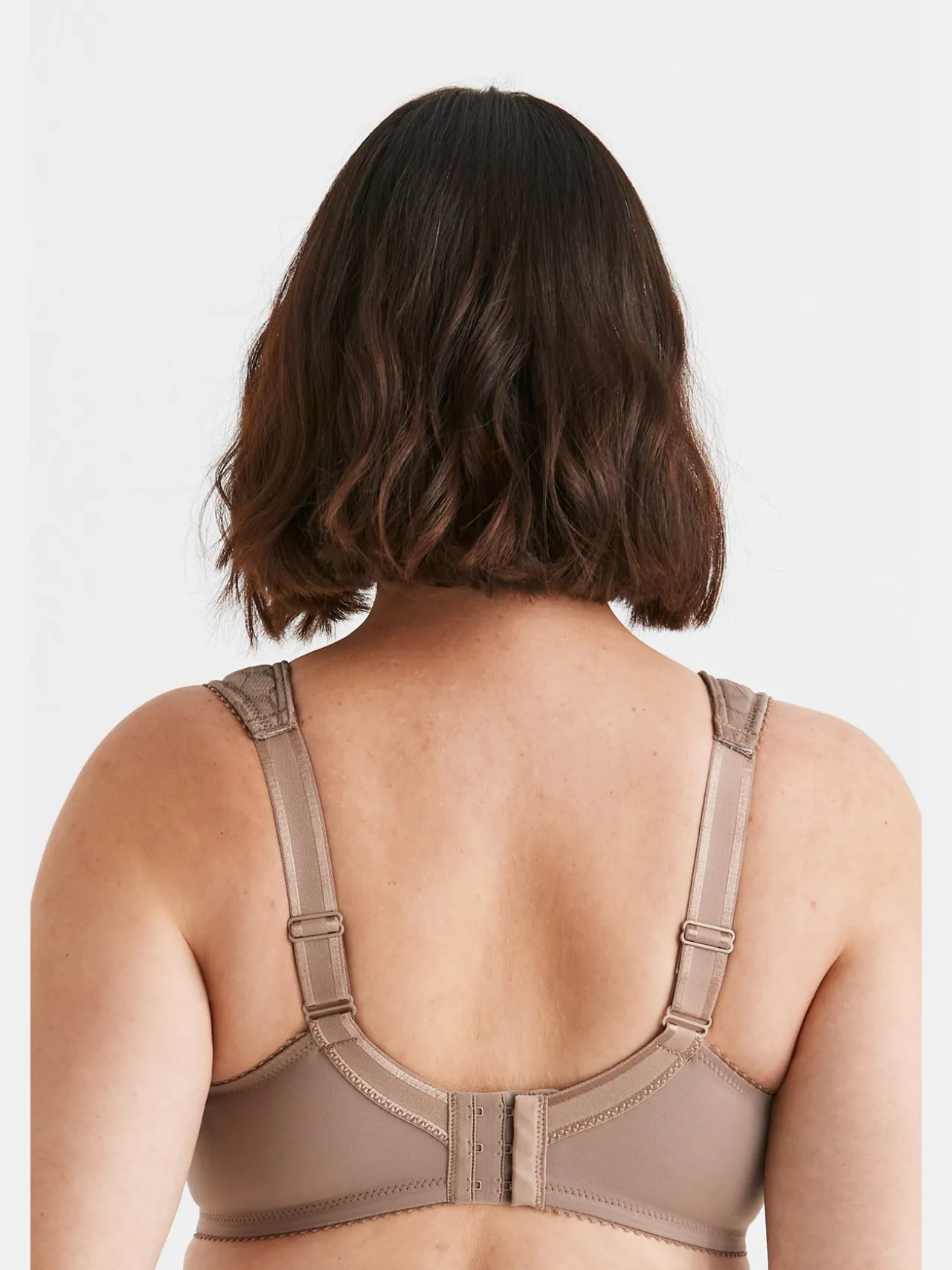 Soutien-gorge armatures enveloppant