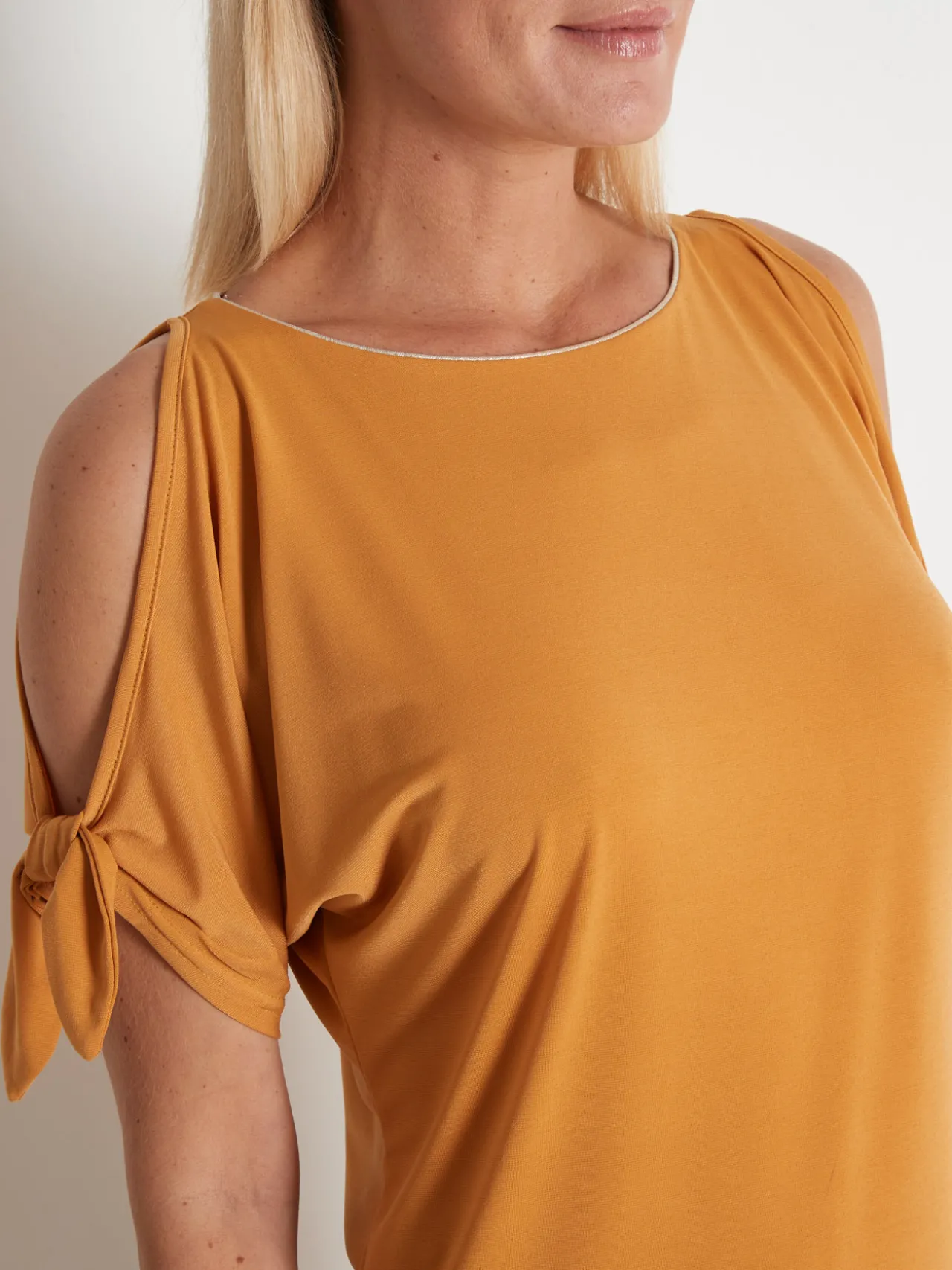 Tee-shirt manches T ouvertes